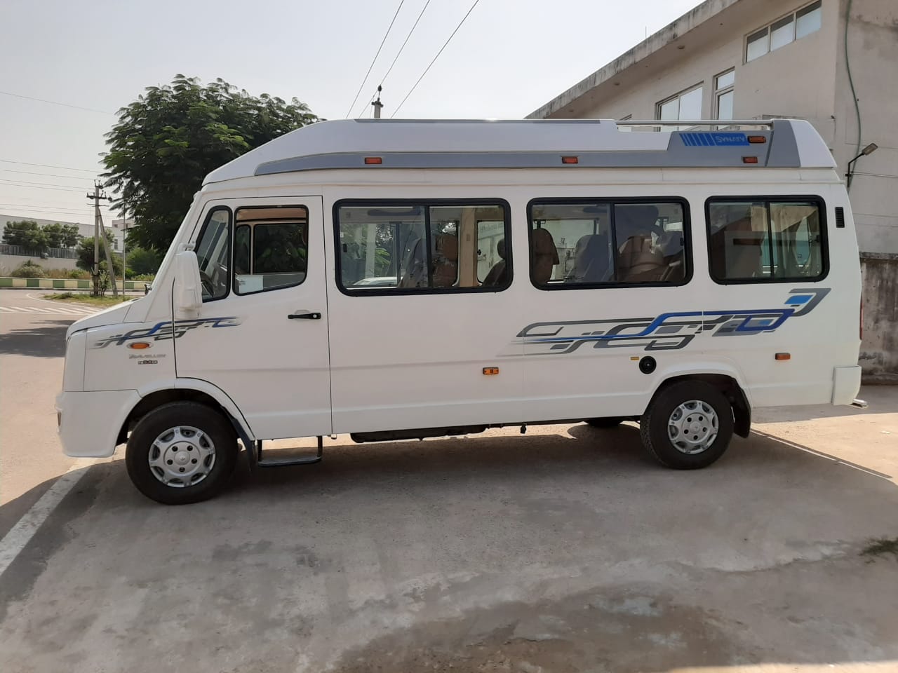 pkn tempo traveller price on road