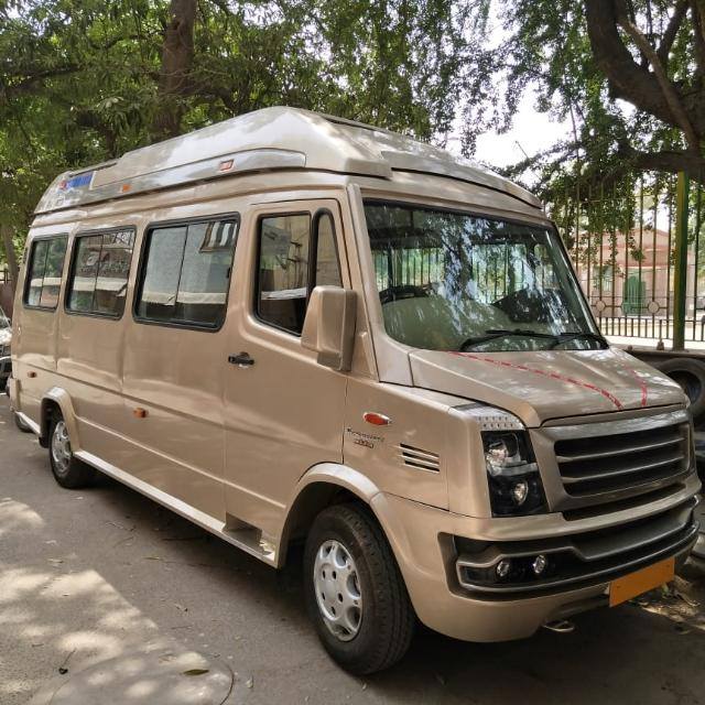 7 seater luxury tempo traveller