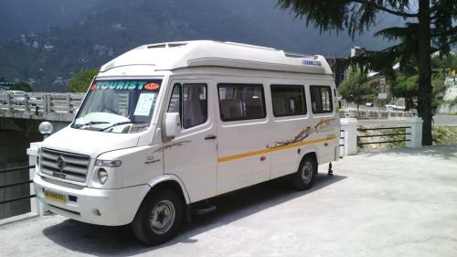 12 seater tempo delhi