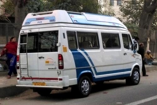 7 seater luxury tempo traveller